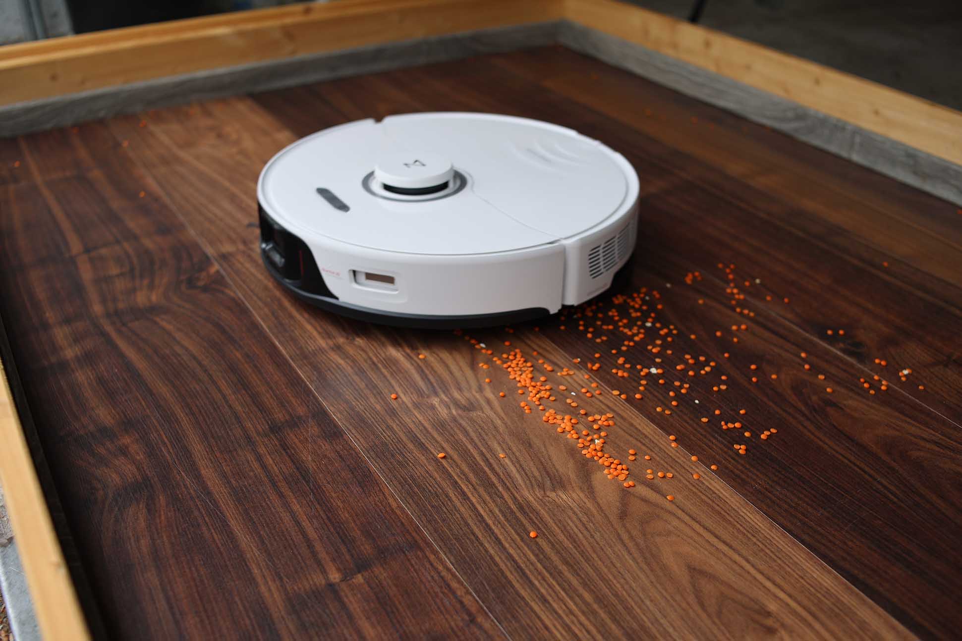 Roborock S8 Pro Ultra убирает чечевицу в тесте на мощность всасывания на твердом полу.